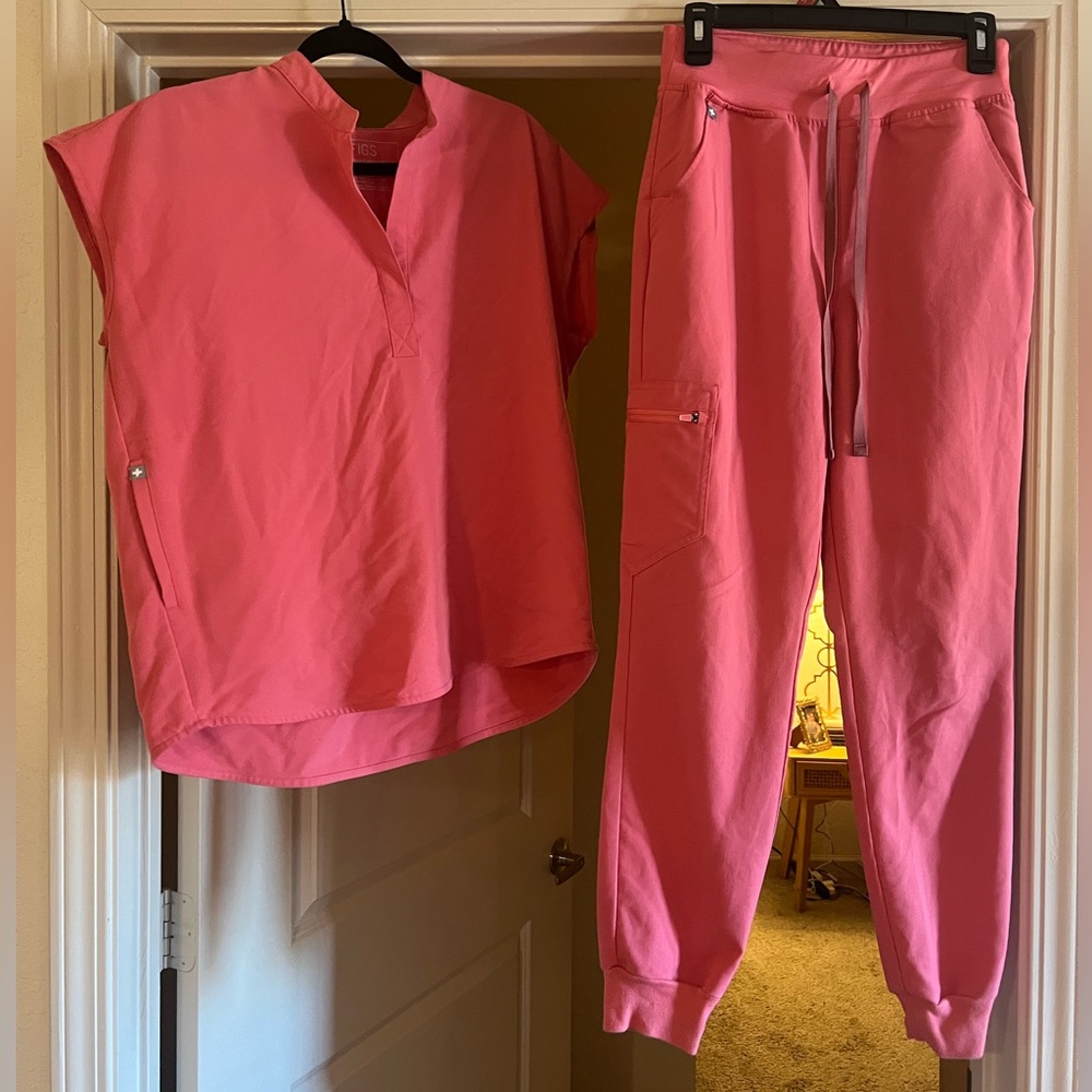 Figs Rafaela oversized top and Zamora high-waisted jogger set in Desert Rose.